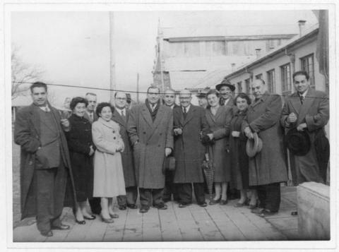 Primera imagen del registro Hombres y mujeres en un Patio