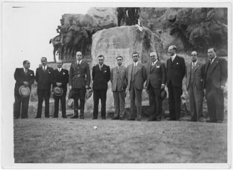 Primera imagen del registro Hombres frente a un monumento