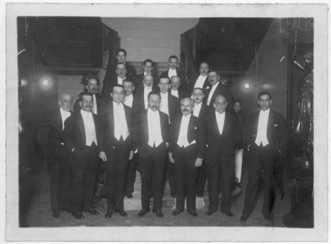 Primera imagen del registro Hombres en hall probablemente del Club de La Unión
