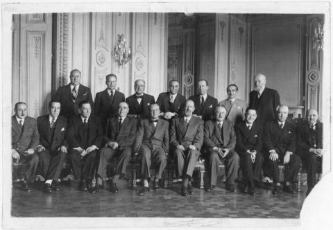 Primera imagen del registro Hombres en un salón