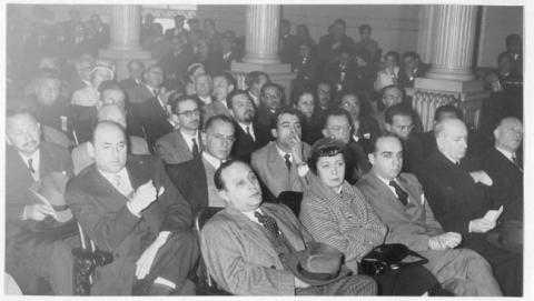 Primera imagen del registro Hombres y mujeres en un salón