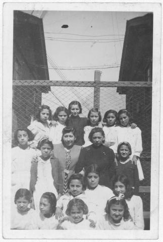 Primera imagen del registro La profesora Teresa Villa Martínez aparece junto a un grupo de alumnas