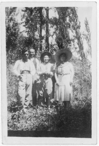 Primera imagen del registro Paseo de Palmillas, director, profesor y profesoras y alumnas