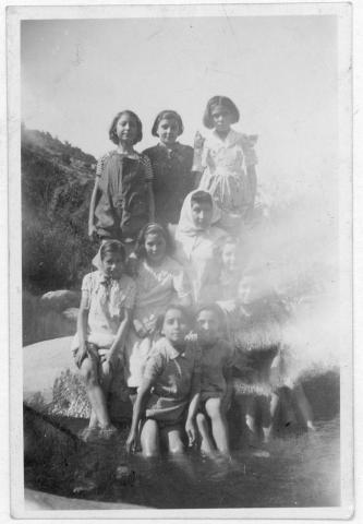 Primera imagen del registro Teresa Villa Martínez con un grupo de niñas
