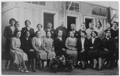 Primera imagen del registro Directora y profesoras