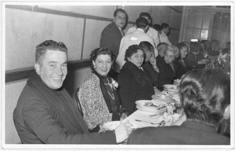 Primera imagen del registro Argelia Ponce de León y un grupo de profesores