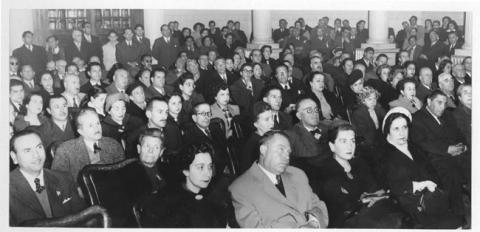 Primera imagen del registro Hombres y mujeres en un teatro