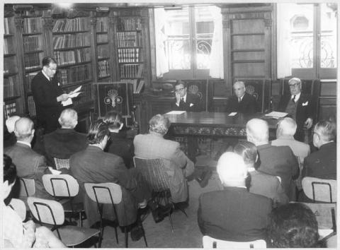 Primera imagen del registro Hombres escuchando un discurso