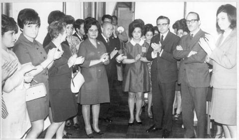 Primera imagen del registro Mujeres y hombres aplaudiendo