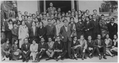 Primera imagen del registro Hombres y mujeres en el frontis de un edificio