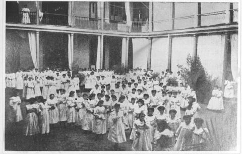 Primera imagen del registro Alumnas en recreo en la Escuela Profesional de Niñas de Santiago (1909)