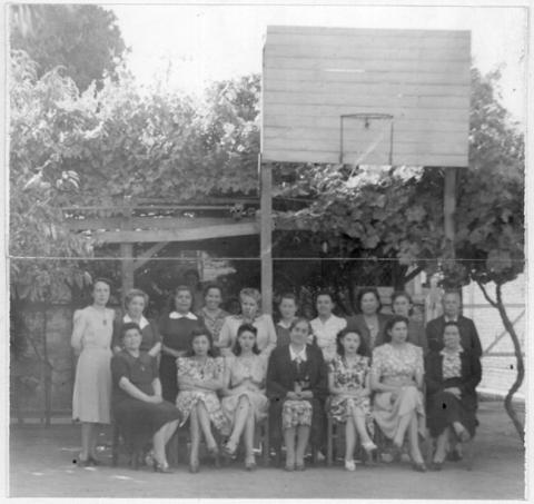 Primera imagen del registro Personal administrativo y docente de la Escuela Técnica Femenina de Chillán. diciembre de 1943