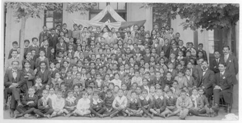 Primera imagen del registro Paseo escolar al fundo Río Chillán de alumnos de la Escuela Superior de Hombres Nº1 de Chillán, en homenaje Padres de Conmemoración Primer Centenario Patrio (1810-1910)