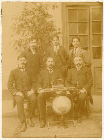Primera imagen del registro Personal Escuela Superior Nº13 de Santiago Calle Andrés Bello esquina Manzano, junio 1910