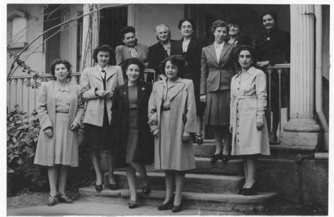 Primera imagen del registro Escuela Unesco, 1947. Directora, inspectora general y profesorado