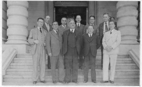 Primera imagen del registro Escuela de Ingeniería, director con un grupo de profesores