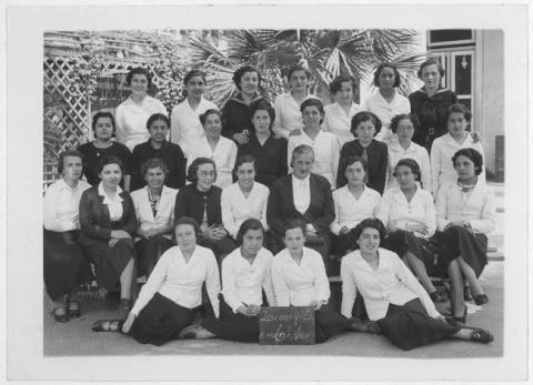 Primera imagen del registro Liceo de Niñas Nº5, 6º año, 1949. Laura Vargas de Acuña con sus alumnas