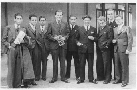 Primera imagen del registro Liceo de Aplicación, grupo de ex alumnos acompañados por el profesor Pinilla, 1942