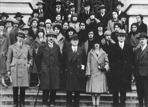 Primera imagen del registro Grupo de profesores de inglés en las escaleras de la Biblioteca Nacional