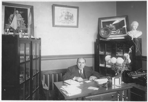 Primera imagen del registro Escuela Federico Errázuriz, oficina del director, 1930