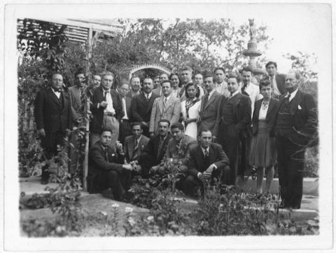 Primera imagen del registro Grupo de personas en un jardín