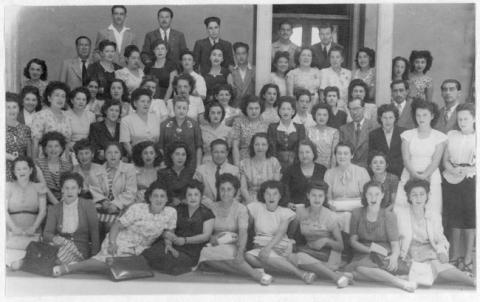 Primera imagen del registro Hombres y mujeres bajo unos pilares