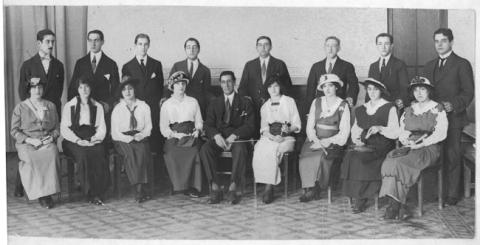 Primera imagen del registro Hombres y mujeres en un salón