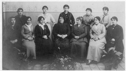 Primera imagen del registro Mujeres en un salón