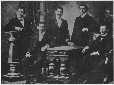 Primera imagen del registro Hombres en un estudio