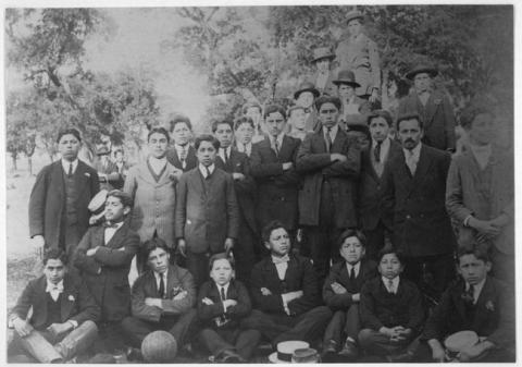 Primera imagen del registro Hombres de brazos cruzados