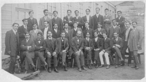 Primera imagen del registro Hombres en un Patio