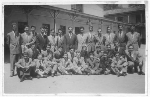 Primera imagen del registro Hombres en un Patio