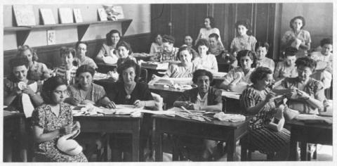 Primera imagen del registro Mujer en sala de clases