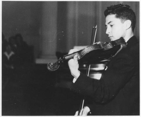 Primera imagen del registro Joven tocando el violín