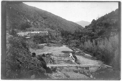 Primera imagen del registro Edificio en una quebrada, sobre un río