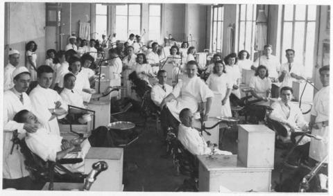 Primera imagen del registro Grupo de dentistas con enfermeras y algunos pacientes