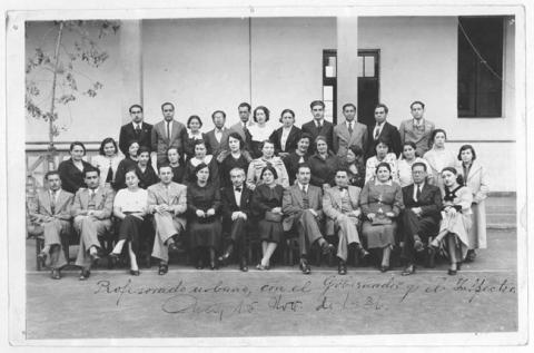 Primera imagen del registro Escuelas primarias urbanas, Arica 15/11/1936. Profesorado urbano con el gobernador y el inspector