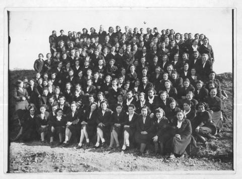 Primera imagen del registro Escuela Normal de Ancud, 1938, grupo general del alumnado