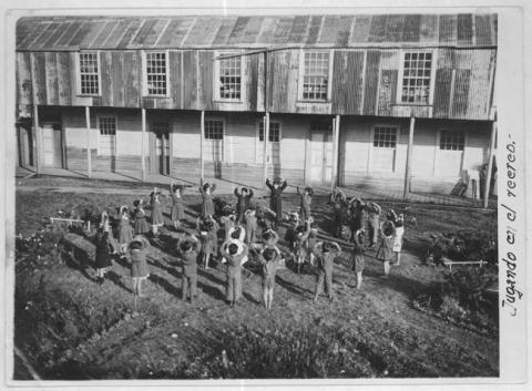 Primera imagen del registro Escuela Normal de Ancud, 1938, jugando en el recreo