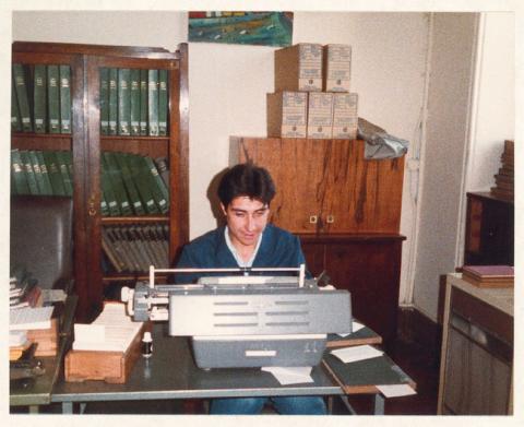 Primera imagen del registro Horacio Neira, administrativo (biblioteca). 1983