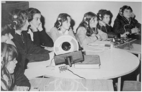 Primera imagen del registro Alumnos del Instituto Hebreo trabajando en laboratorio de idiomas