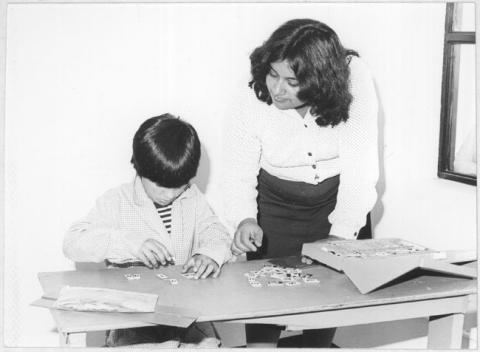 Primera imagen del registro Alumnos trabajando con material de lectoescritura