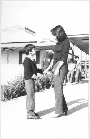 Primera imagen del registro Profesora y alumno del complejo educacional de Maipú
