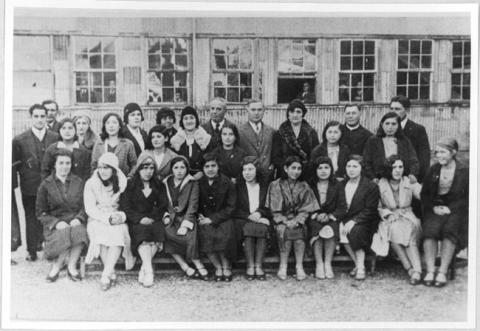 Primera imagen del registro Alumnas de la primera promoción de la Escuela Normal de Ancud, junto a sus profesores, en 1934