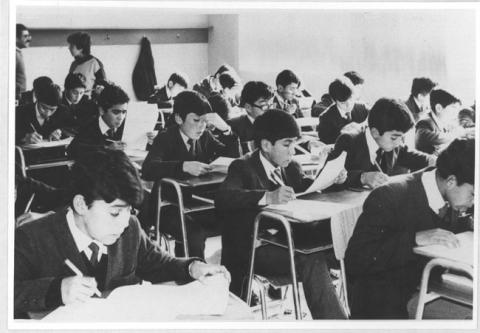 Primera imagen del registro Alumnos del primer curso de la Escuela Normal de Ancud luego de su reapertura, 1985