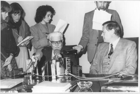Primera imagen del registro José Herrera González, Premio Nacional de Educación 1985, el Ministro de Educación Sergio Gaete Rojas comunica su designación al Sr. Herrera, agosto 1985