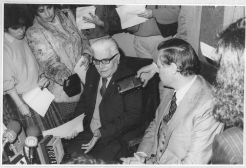 Primera imagen del registro José Herrera González, Premio Nacional de Educación 1985, el Ministro de Educación Sergio Gaete Rojas comunica su designación al Sr. Herrera, agosto 1985