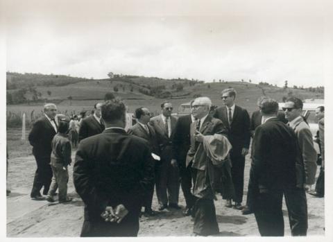 Primera imagen del registro Celebrando inauguración de escuela