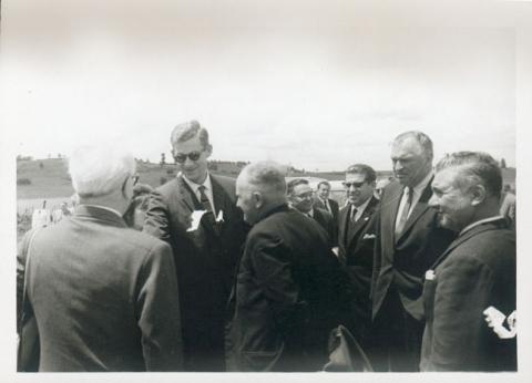 Primera imagen del registro Grupo de hombres conversando