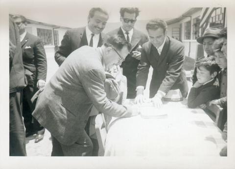 Primera imagen del registro Personas celebrando inauguración de escuela